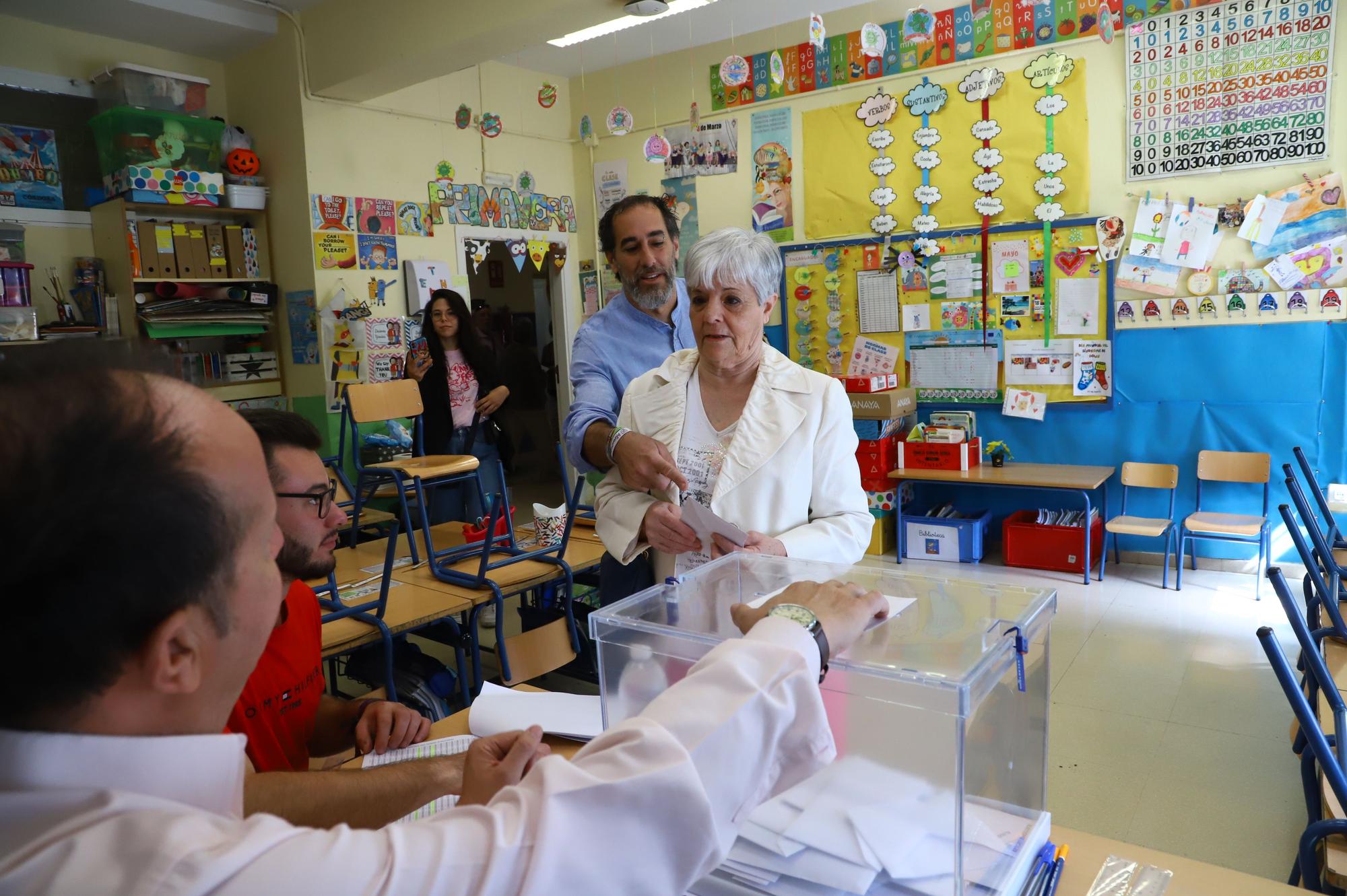 Juan Hidalgo, Hacemos Córdoba, acompañó a su madre hasta el colegio electoral