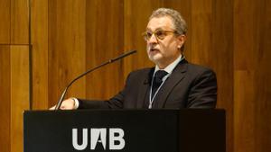 Josep Pons, en un momento de su discurso, tras ser investido doctor ’honoris causa’ de la UAB.