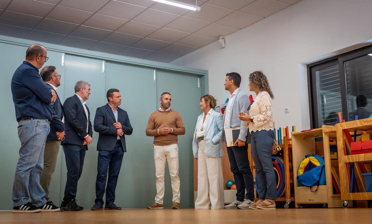 Fernando Clavijo y Óscar Noda (3º y 4º desde la izquierda) en uno de los centros educativos de Yaiza, ayer.