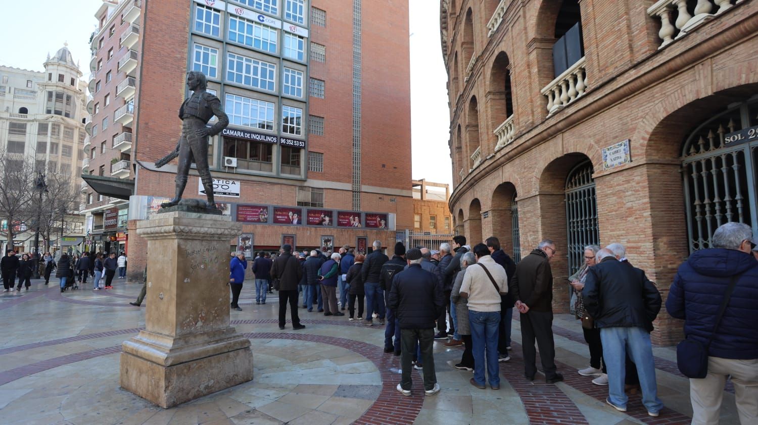 Gran expectación el día de la venta de entradas sueltas de la Feria de Fallas