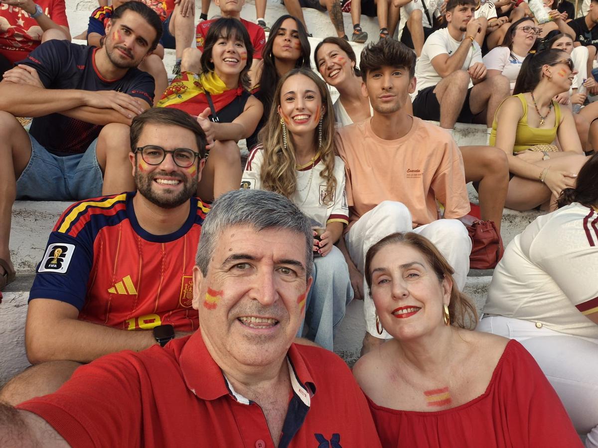 Así vive la provincia de Córdoba la final del Mundial: pantallas en las plazas y miles de aficionados. Así vive la provincia de Córdoba la final del Mundial: pantallas en las plazas y miles de aficionados.