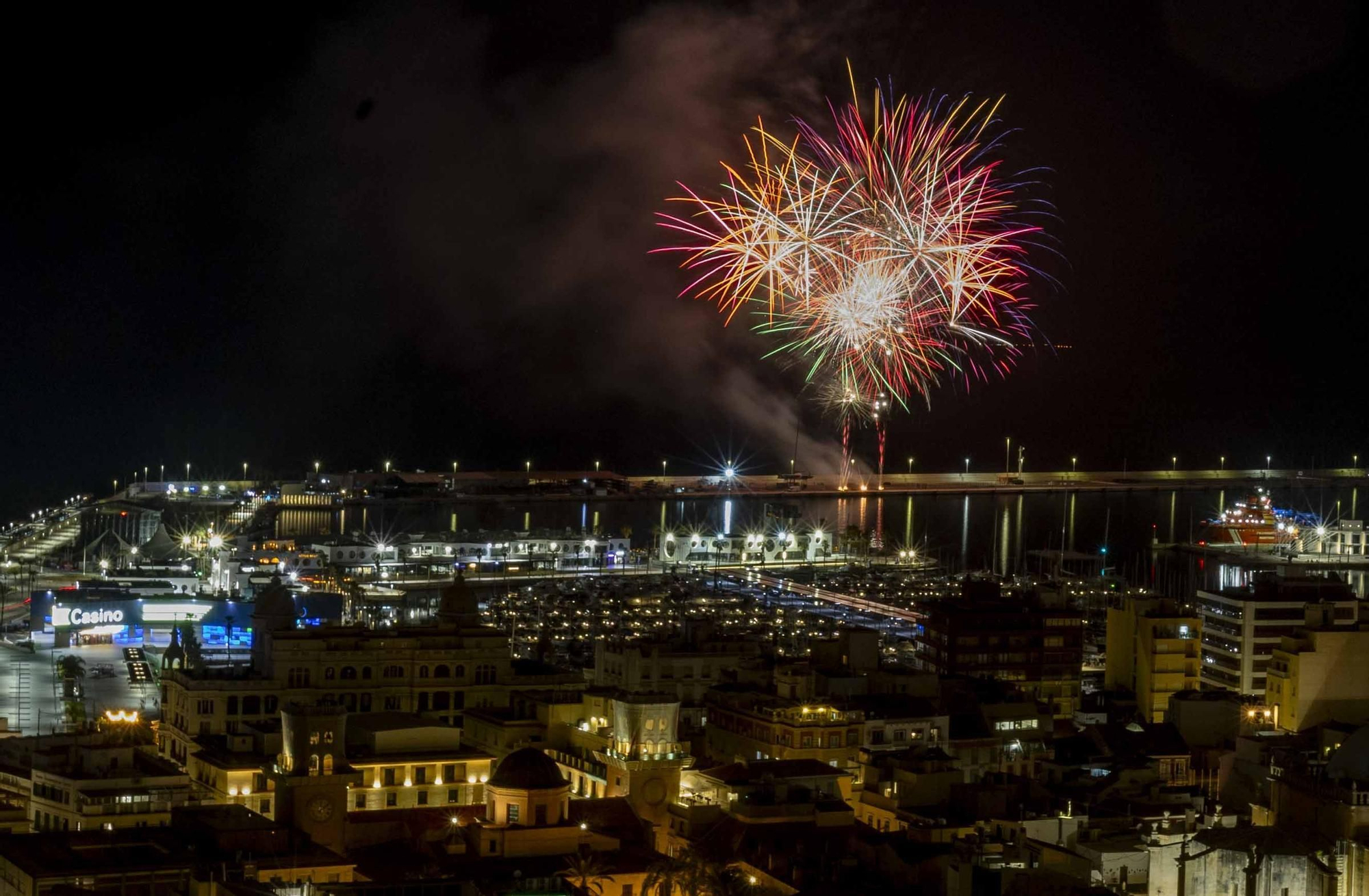El castillo por el 9 d'Octubre lanzado en Alicante por Coeters Dragons