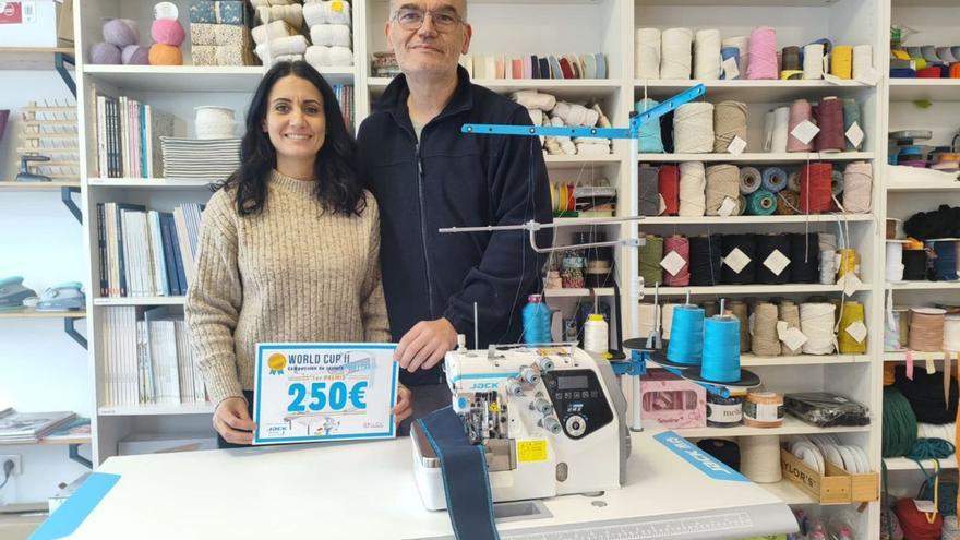 Lydia y Juan Seoane con una de las máquinas del concurso. |  LOC