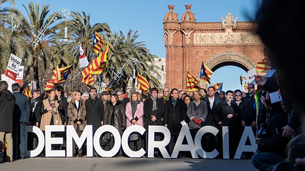 Milers de ciutadans acompanyen els processats pel 9-N fins al TSJC.