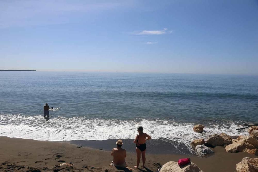 Los malagueños se lanzan a la playa