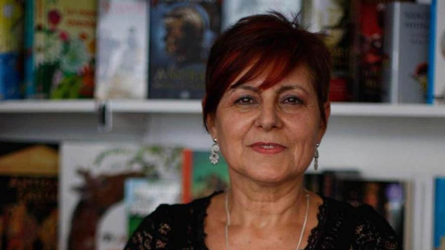 La escritora zamorana Charo Antón junto a sus libros.