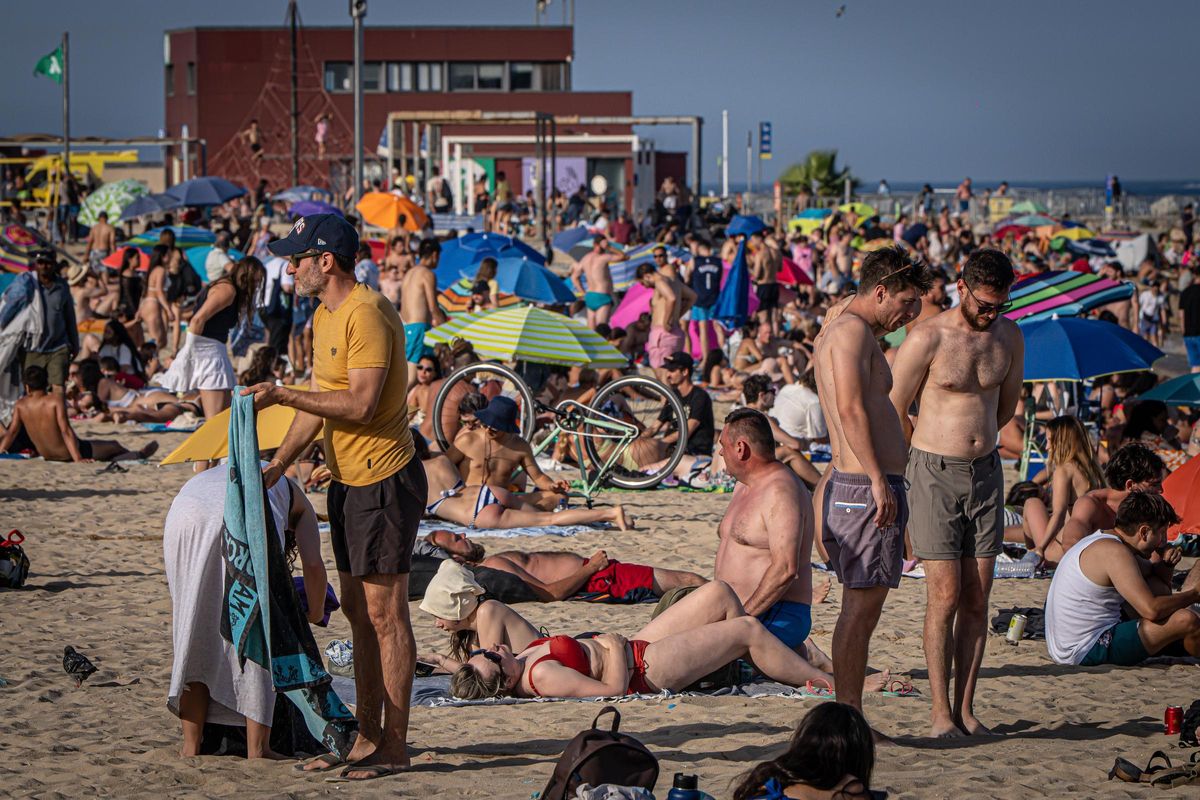 Barcelona recupera el ritmo normal en sus playas después de la verbena de Sant Joan