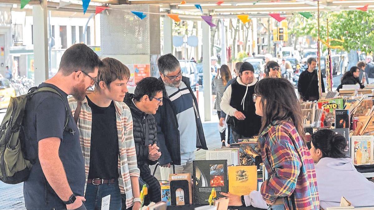 Puesto de libros de segunda mano en el mercado dominical de Sant Antoni, en Barcelona.