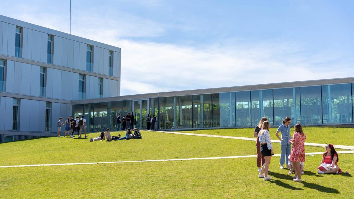 Varios alumnos en el campus de la San Jorge, la única universidad privada de Aragón.