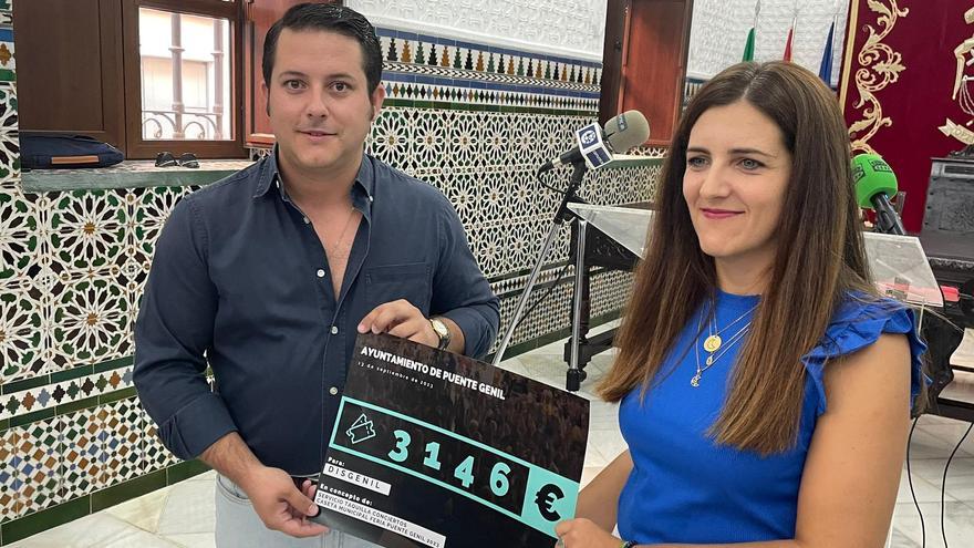 Agustín Rodríguez entrega a Lidia Ruiz, de Disgenil, el cheque benéfico.