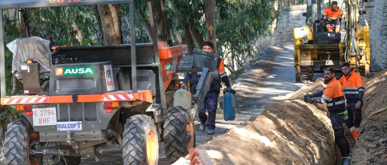 Las obras de renovación de la red de agua potable en la carretera del Monte Bateig y La Jaud comenzaron en octubre pero se han retrasado por la dureza del terreno.