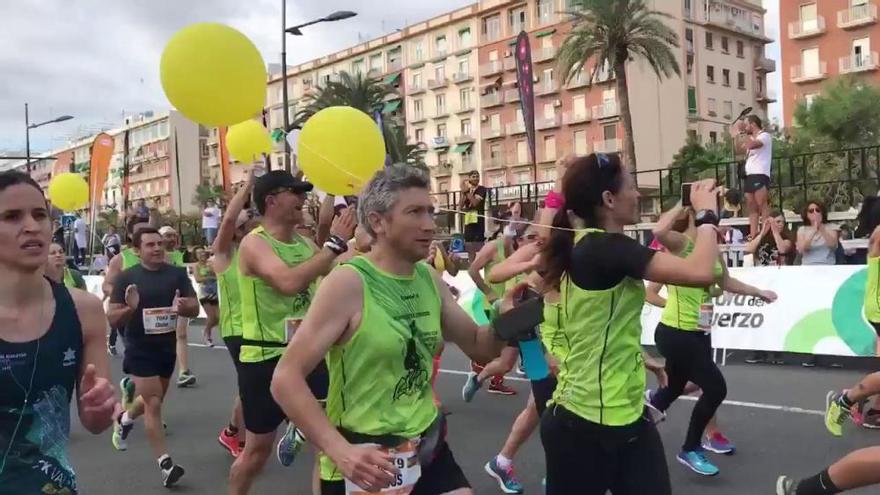 La viuda del policía Blas Gámez entra en meta en el medio maratón Valencia