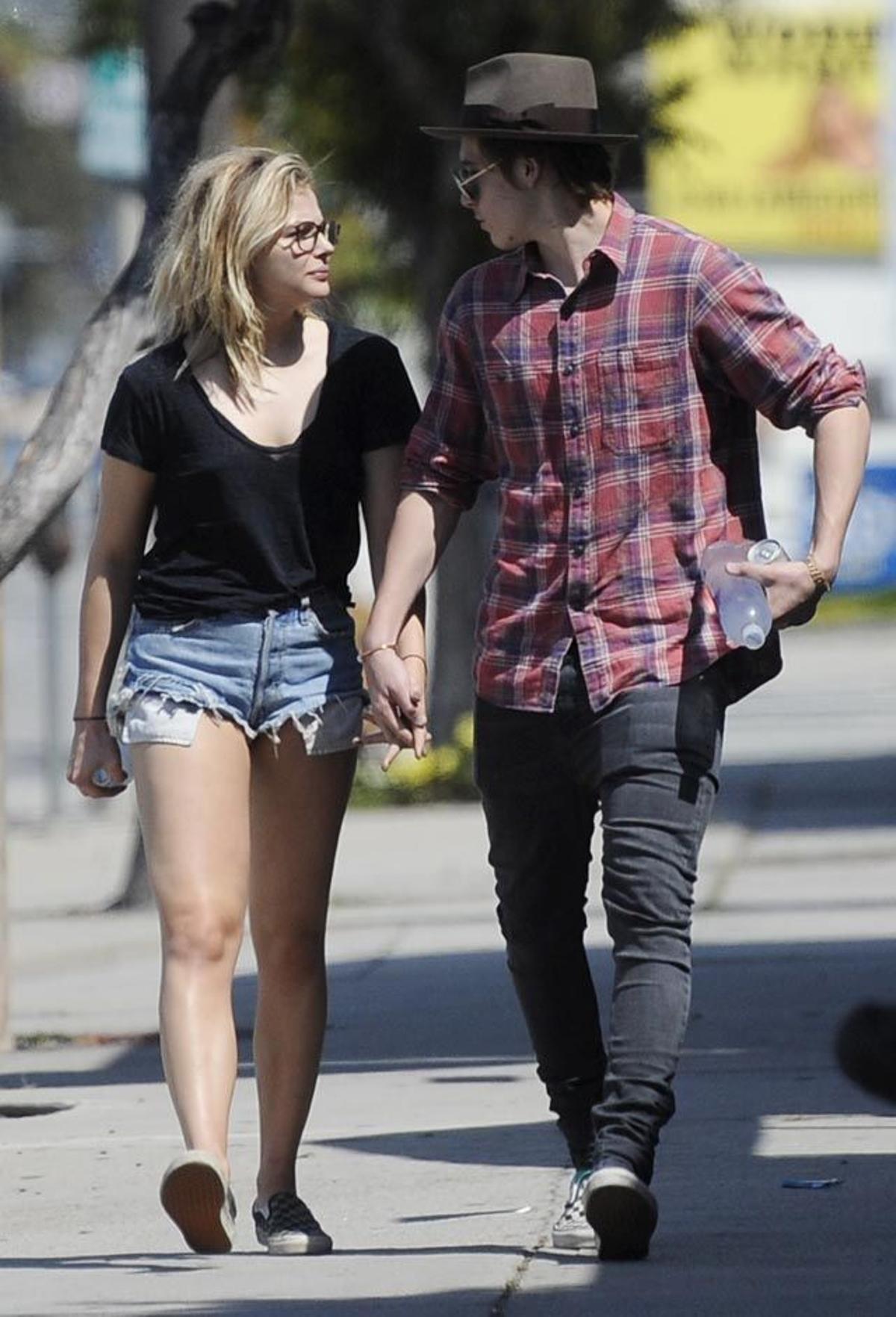 Chloe Moretz y Brooklyn Beckham comparten miradas cómplices