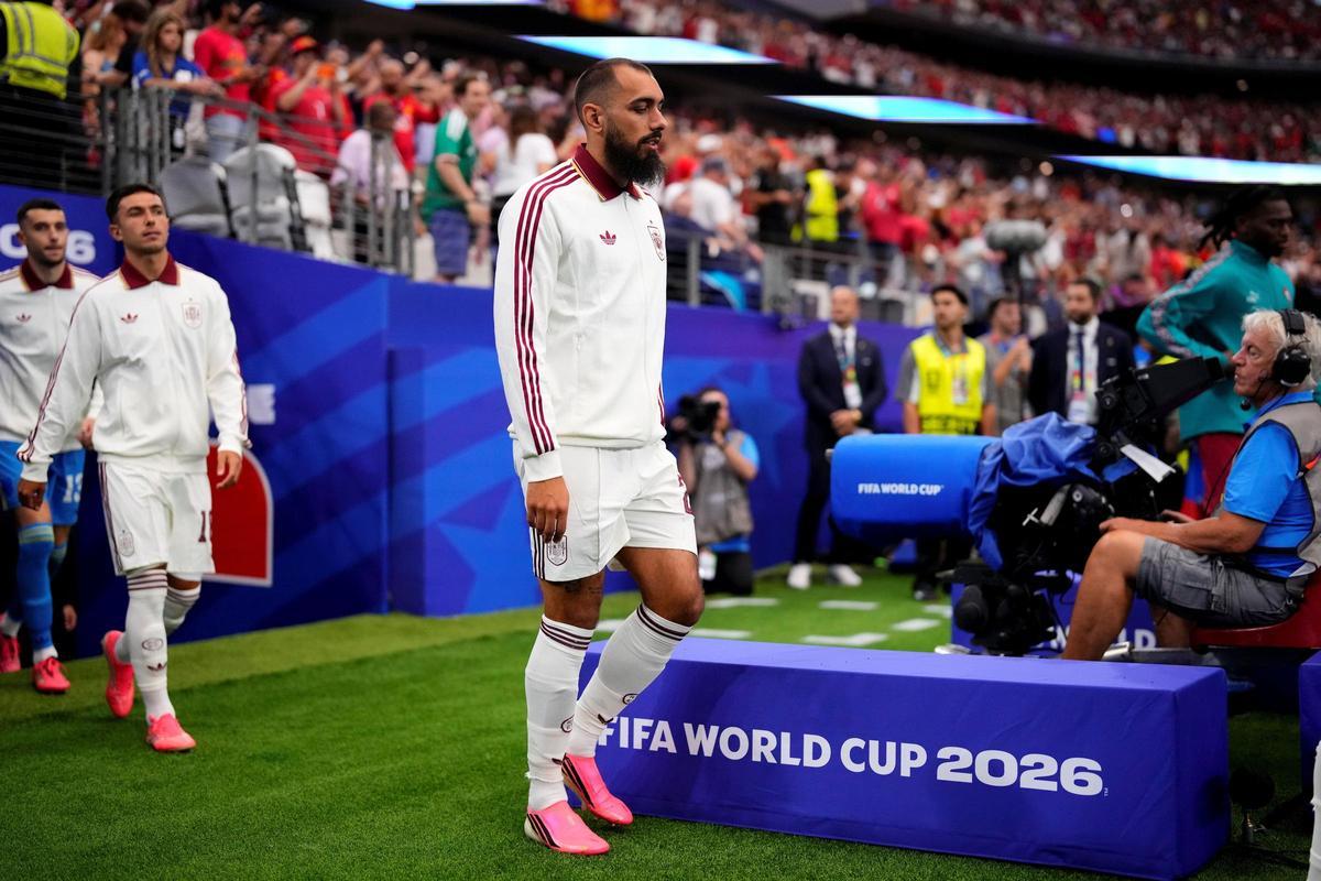 Borja Iglesias salta al césped en el partido de España ante Portugal en octavos de final.