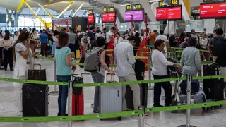 Transportes fija los servicios mínimos para la huelga de asistencia en tierra en Ryanair en Barajas y otros 23 aeropuertos