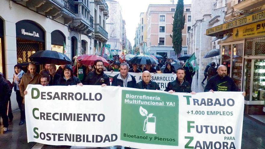 Cabecera de la manifestación por la calle de Santa Clara en la capital zamorana.