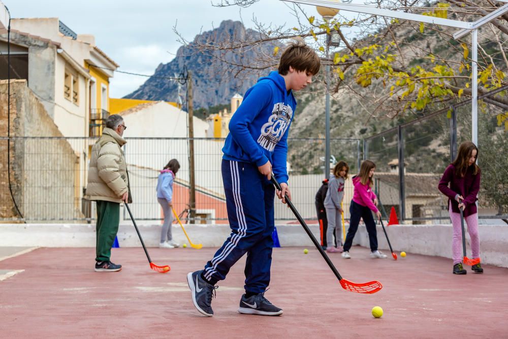 Niños en el patio de la escuela Orxeta, que forma parte de un centro rural agrupado con Sella y Relleu