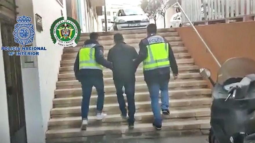 Dos policías nacionales escoltan a El Zarco tras su detención, el sábado, en Benissa. | POLICÍA NACIONAL