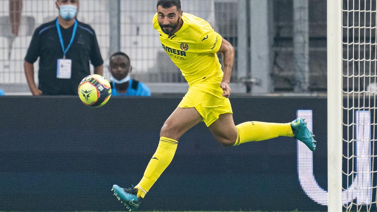 Albiol disputa un balón en el amistoso contra el Olympique de Marsella