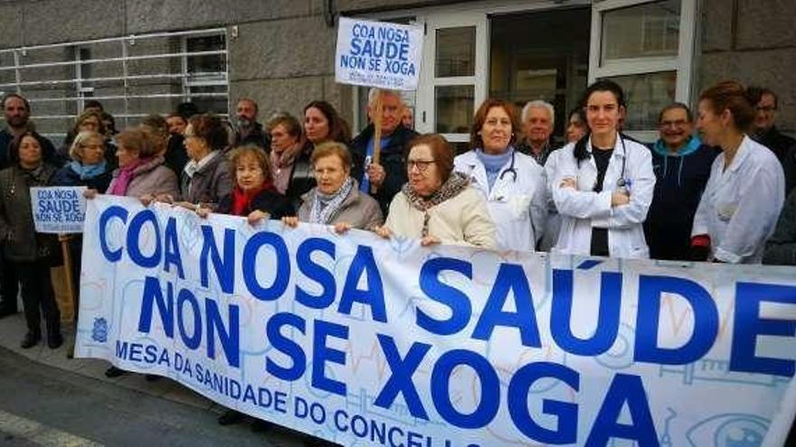 Arriba, la concentración delante del centro de salud de Bueu. A la izquierda, la celebrada en Moaña. //