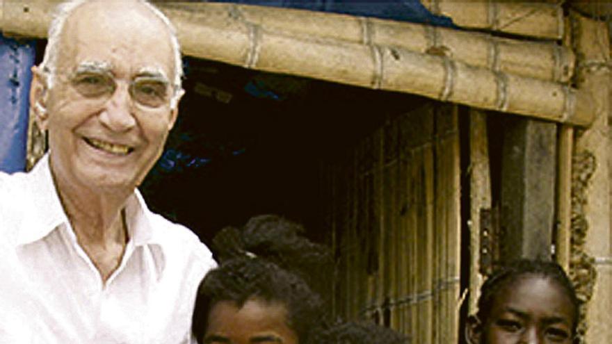El padre José con un grupo de niños, en Cali (Colombia).
