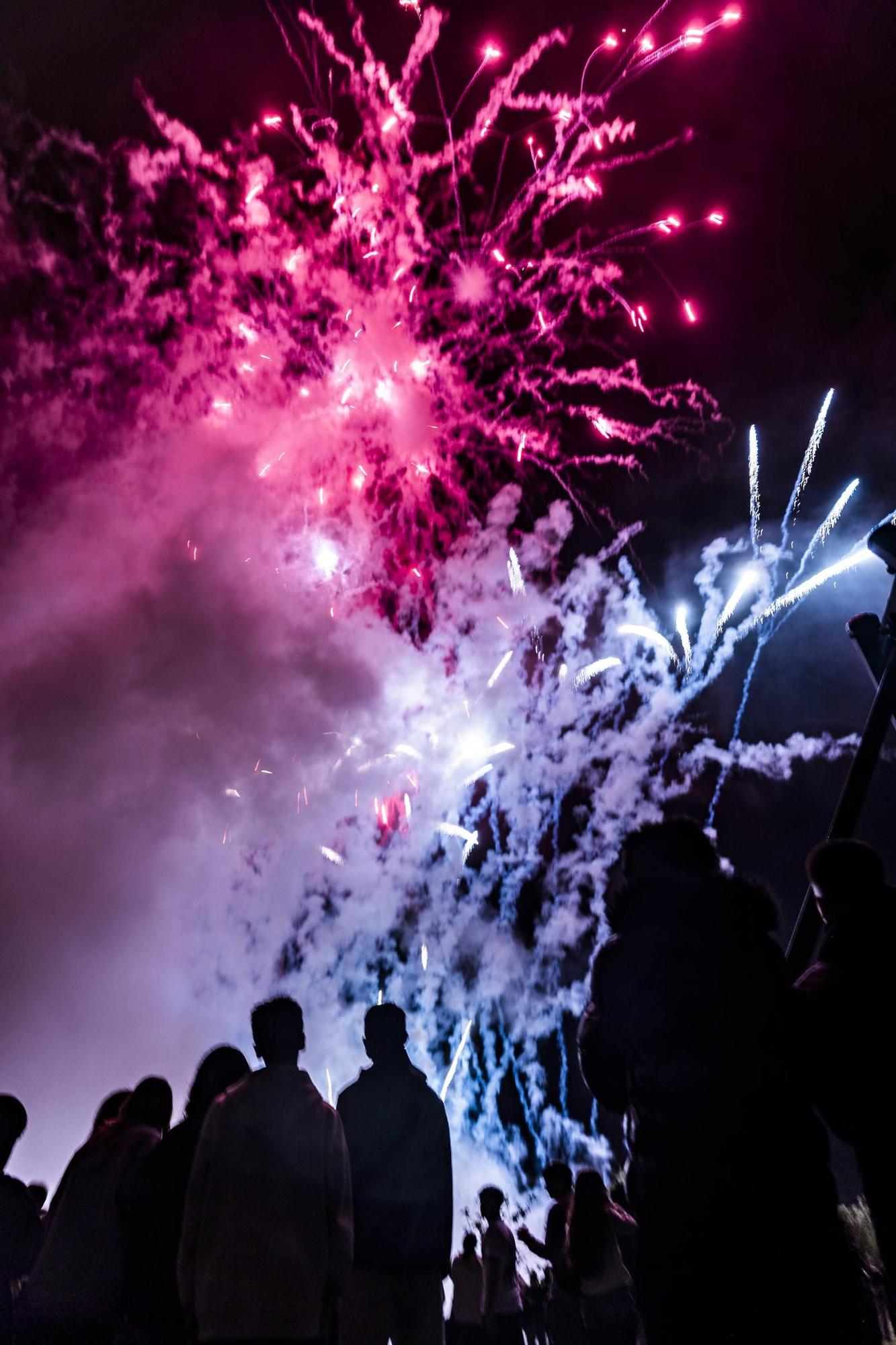 EN IMÁGENES: Así se vivieron unos fuegos de San Mateo bajo la lluvia en Oviedo