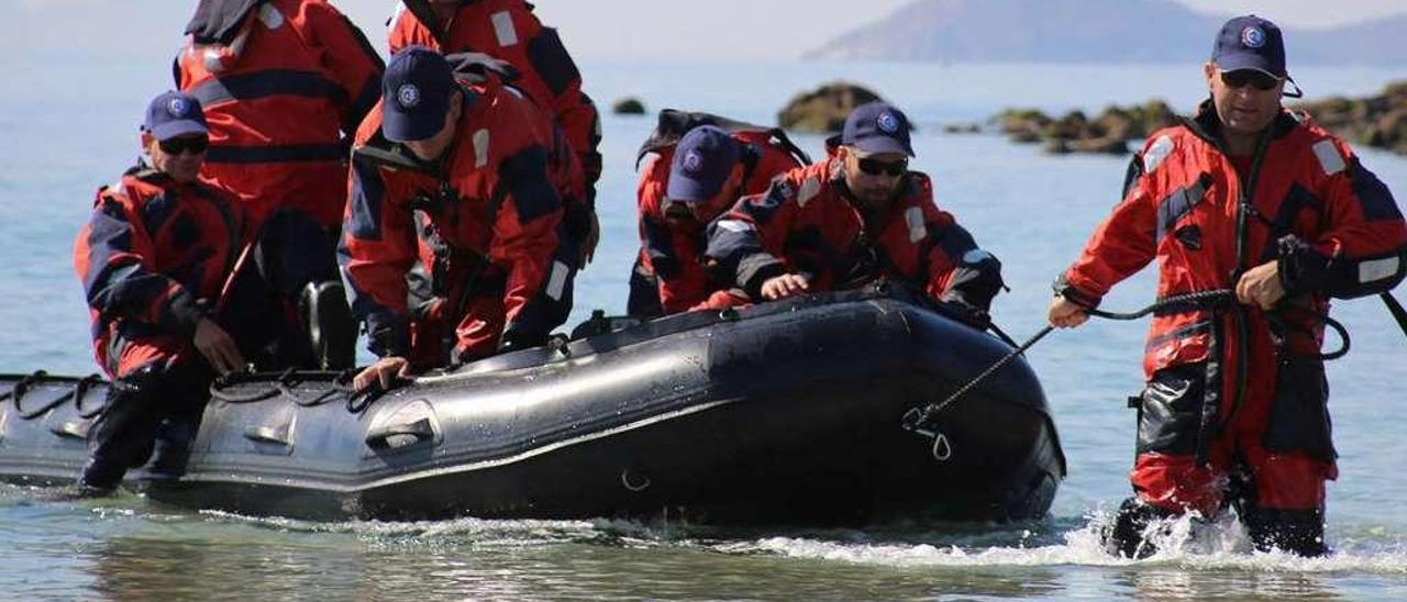 Los militares van a realizar pruebas como la entrada a playa con embarcación neumática. // Muñiz