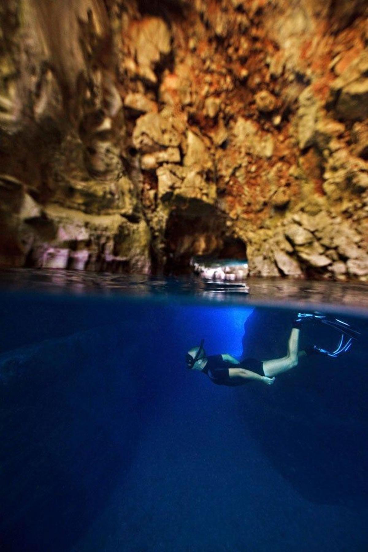 Buceo en una de las cuevas marinas de la isla Mljet, al sur de la península de Peljeac.