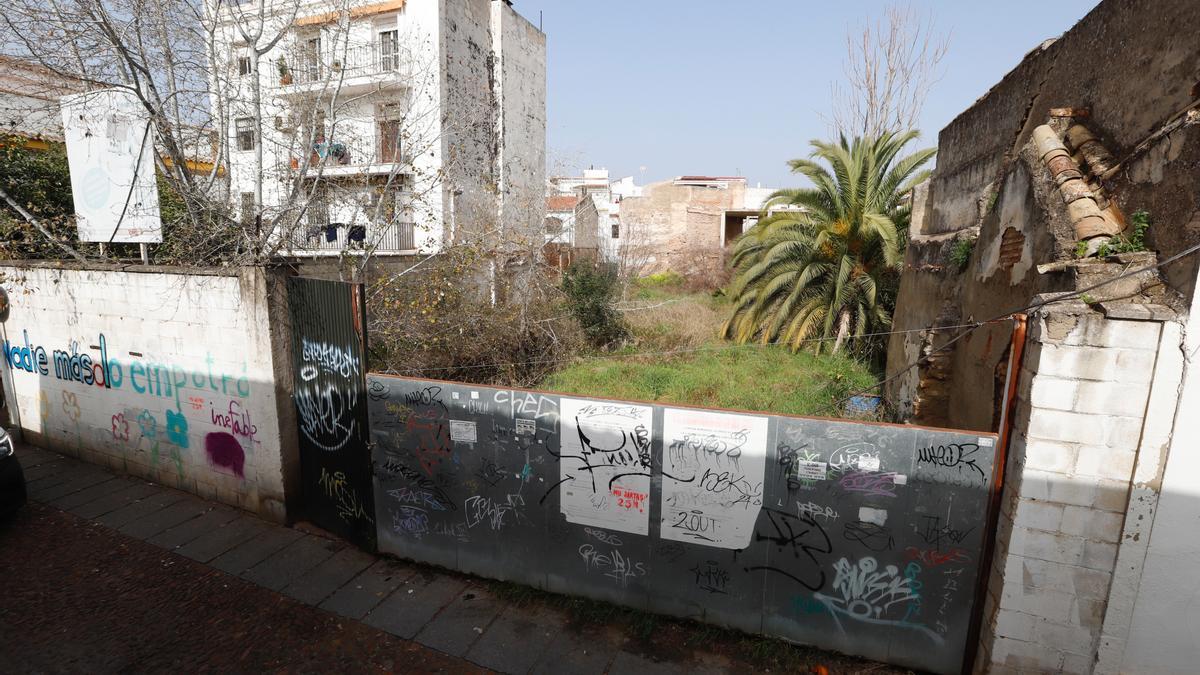 Solar que se subasta en el barrio de San Lorenzo, con accesos por las calles Polichinela y Abejar.