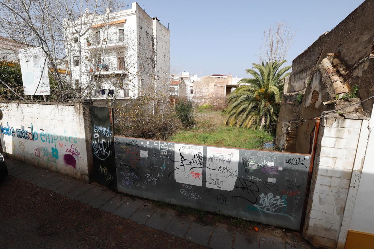 Solar que se subasta en el barrio de San Lorenzo, con accesos por las calles Polichinela y Abejar.