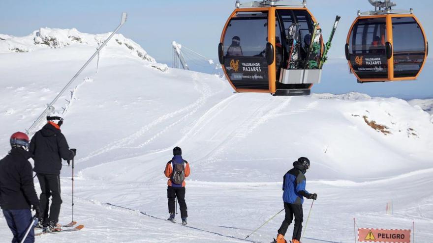 Pajares estrena línea de autobús: la empresa Alsa impulsa una línea para subir a esquiar a Valgrande