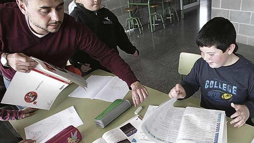 Alumnos de un colegio de Palma trabajando con libros de texto.