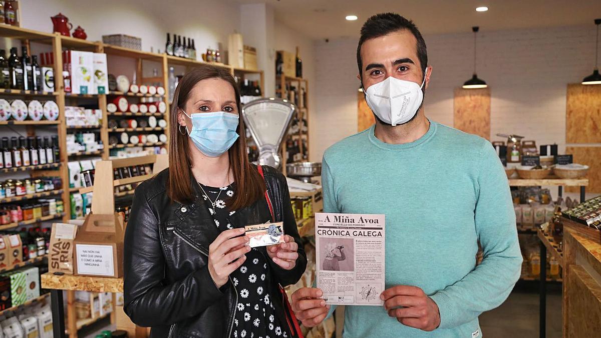 Noelia Davila, unha das gañadoras, e Pablo Rodríguez, propietario do establecemento onde conseguiu a pista.