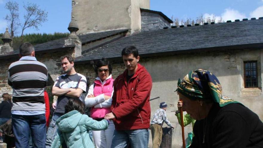 Recreación de oficios junto a la iglesia de Taramundi.