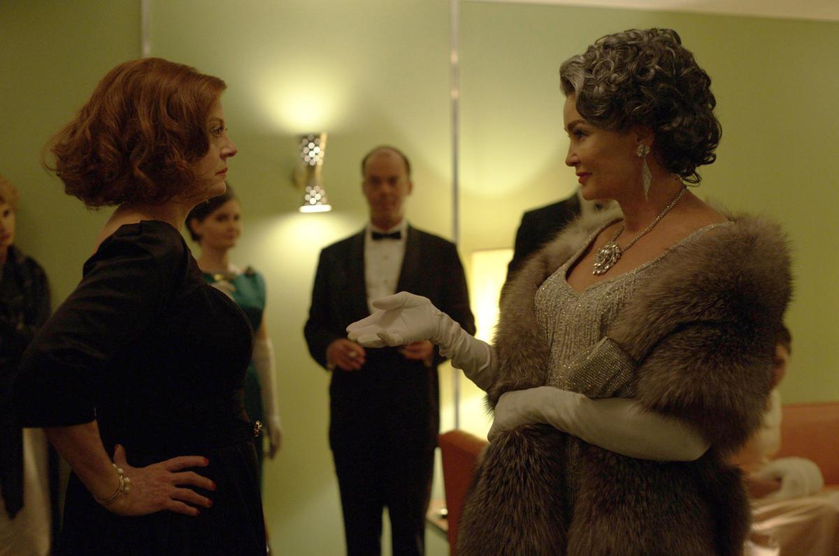 Susan Sarandon (Bette Davis) y Jessica Lange (Joan Crawford), en la serie 'FEUD: Bette and Joan'