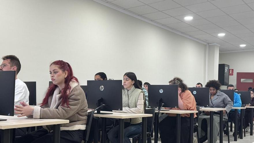 Villanueva de la Serena atrae a más de un centenar de aspirantes semanales con la nueva aula digital de la DGT
