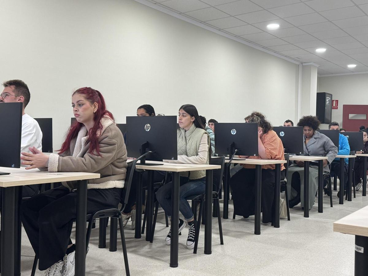 El nuevo aula, repleta de alumnos para examinarse.