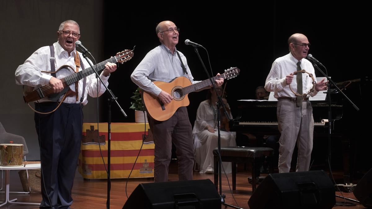 UC canta 'Anàrem a Sant Miguel' tras recoger la medalla de oro del Institut d'Estudis Eivisencs