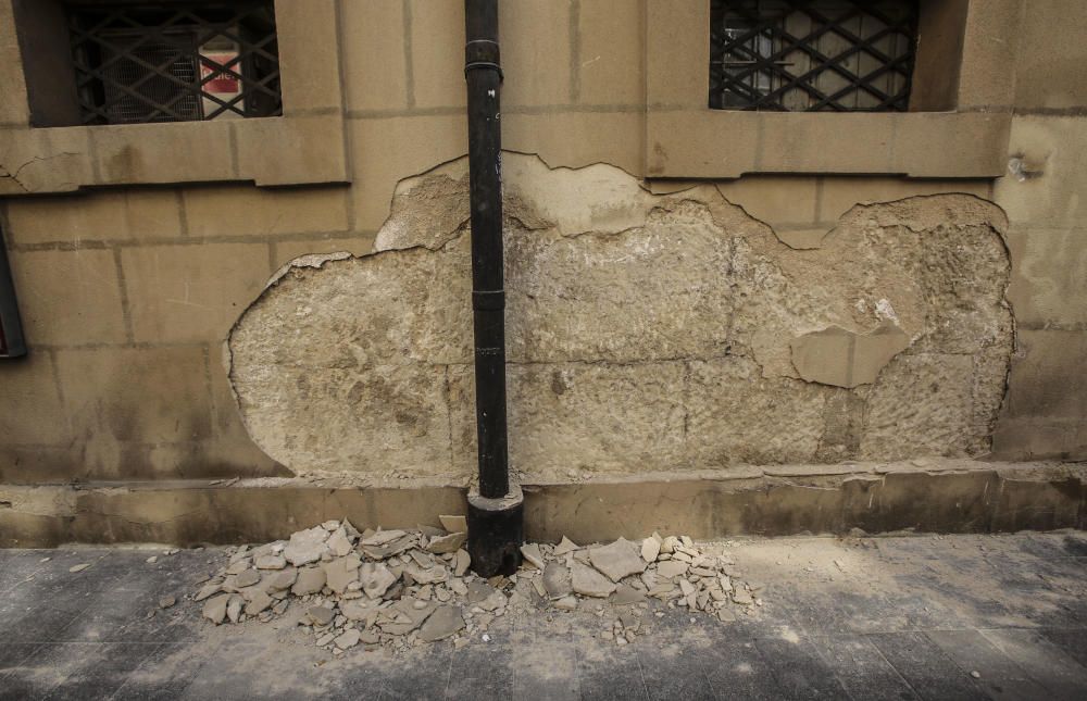 Desprendimientos del Teatro Principal «echan raíces» en la calle Castaños