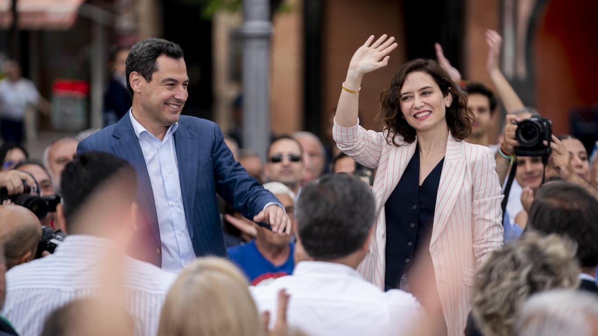 Isabel Díaz Ayuso y Juanma Moreno, en Fuenlabrada.