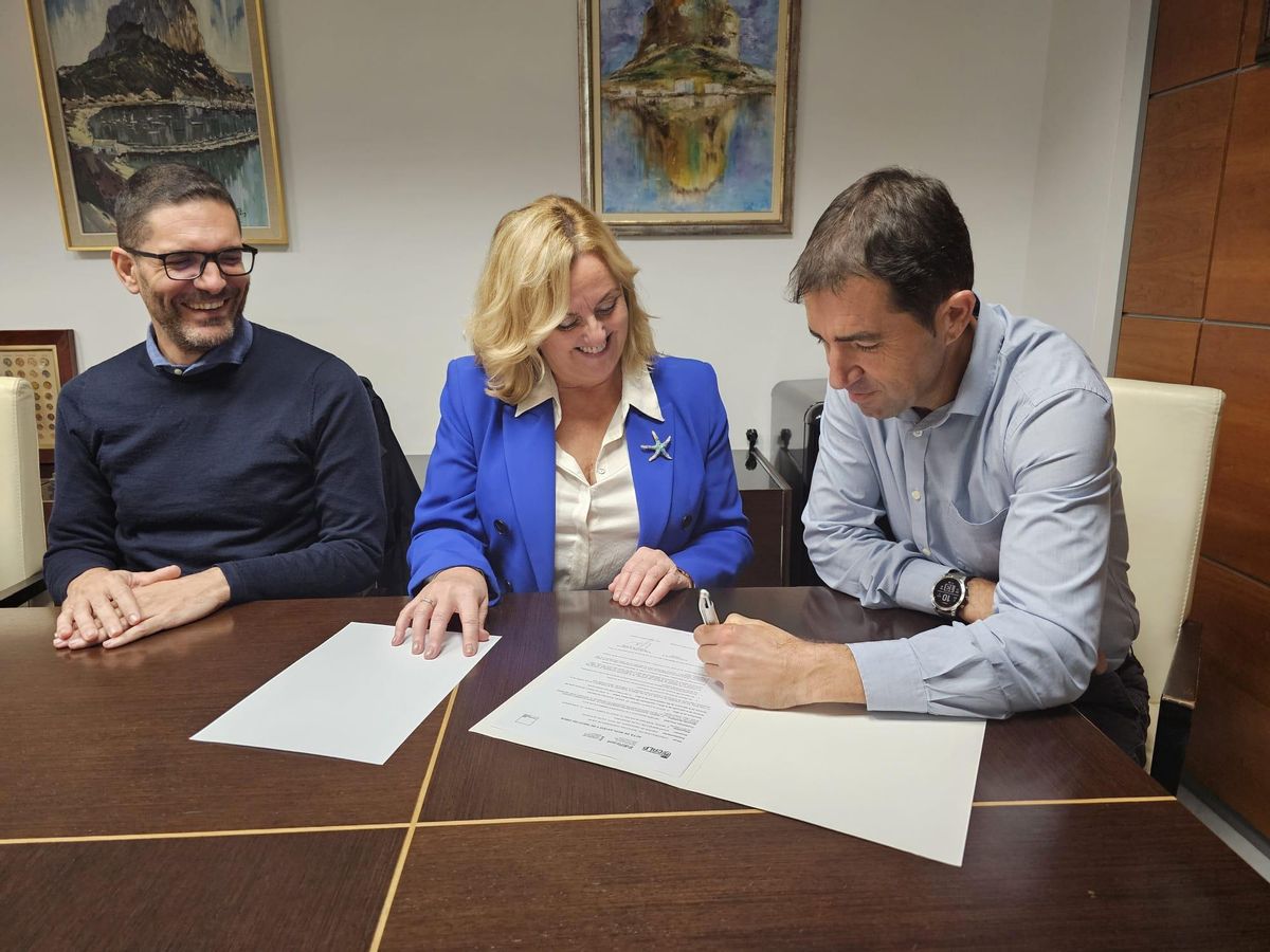 La firma del acta del inicio de las obras del colegio Gargadindi de Calp.