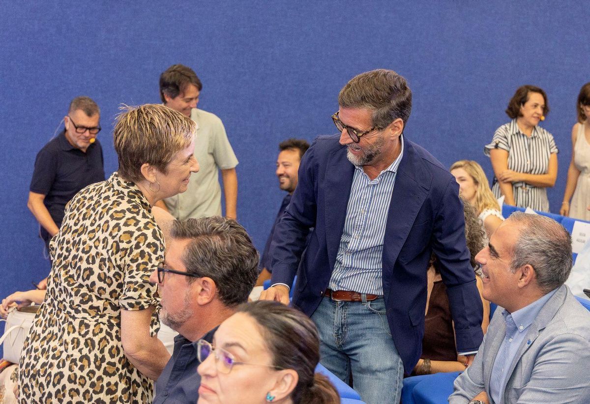 La consellera Marián Cano saluda al director de Comunicación de la Oficina europea de Patentes, Luis Berenguer.