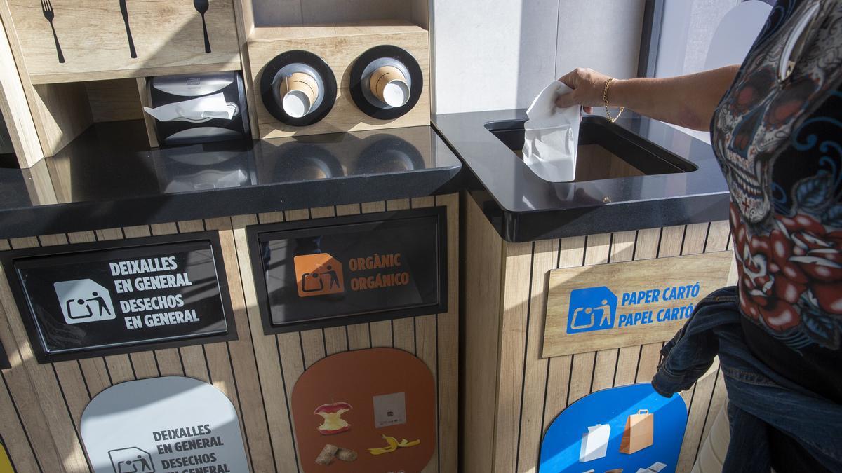 Reciclar los residuos en tienda. Habrá papeleras para separar productos en todas las secciones y también se recogerán las bolsas de los servicios a domicilio y online.