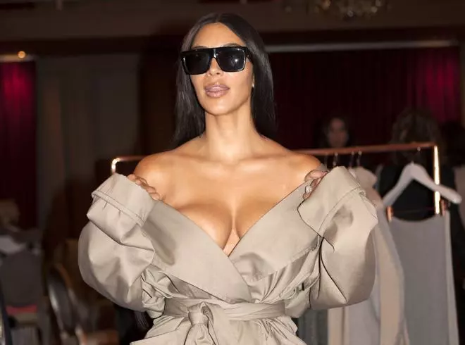 Kim Kardashian sorprende en París con el cambio de look más arriesgado que ha llevado hasta ahora