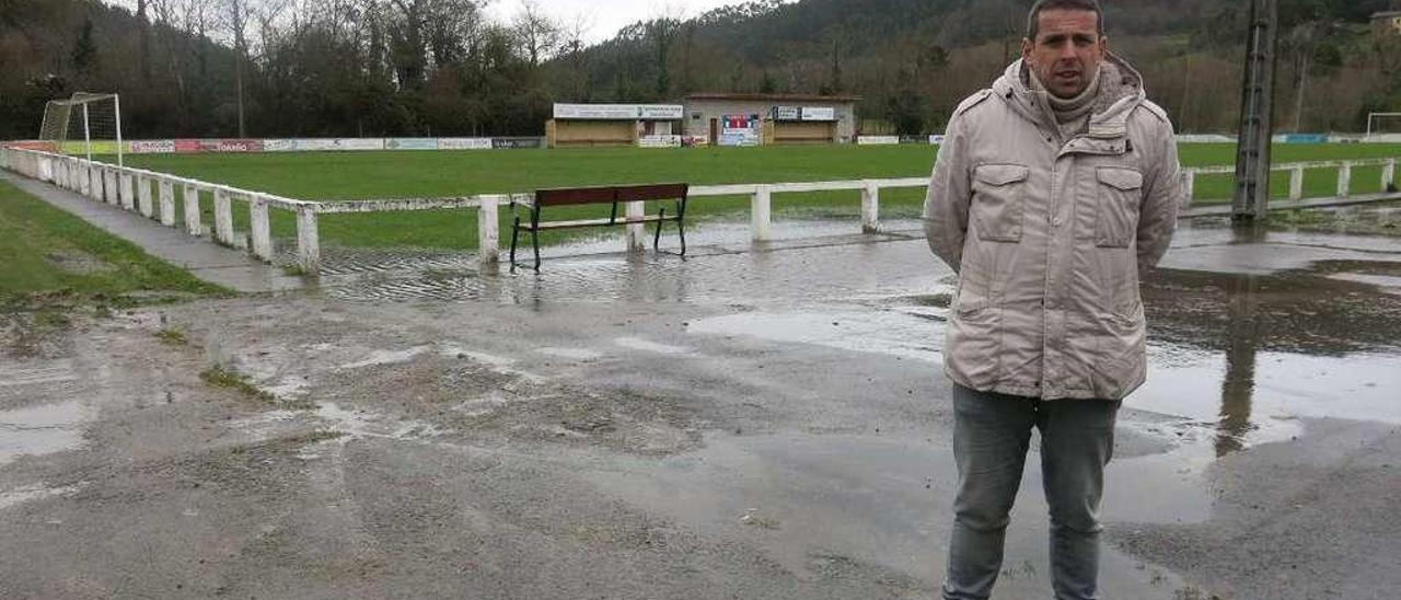 El presidente del club, José Ángel Toyos, en el campo de Santianes.