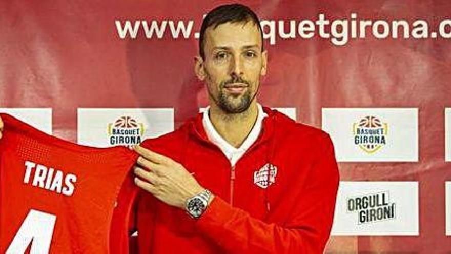 Jordi Trias mostrant la samarreta amb el dorsal 4 del Bàsquet Girona.