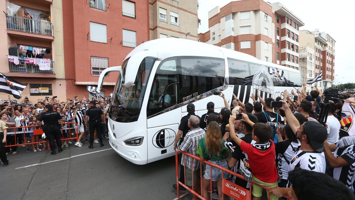 La afición del CD Castellón recibiendo a la plantilla del primer equipo en un encuentro disputado en el Estadio Castalia, antes de la pandemia del covid.