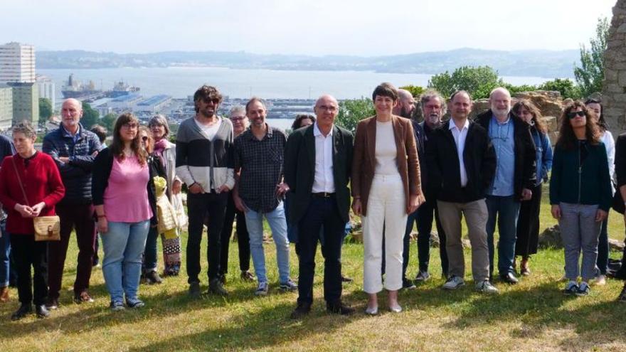 La candidatura coruñesa del BNG, en el parque de Eirís, con Francisco Jorquera y Ana Pontón en el centro de la imagen.