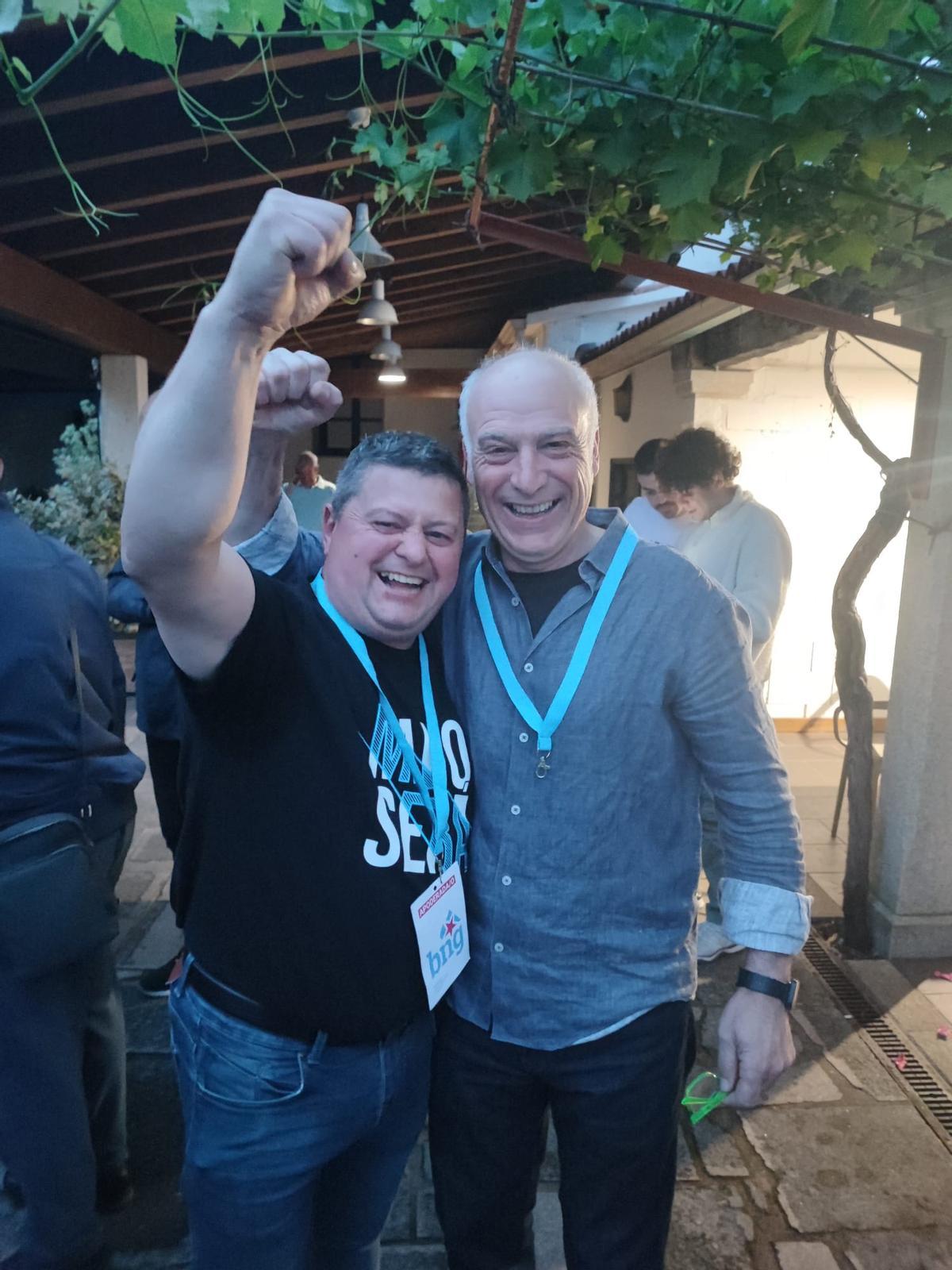 El candidato del BNG (d.), celebrando el resultado.