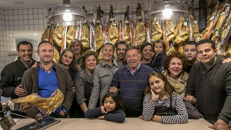 El jamonero más famoso de Elche abre su propio local en el centro ilicitano